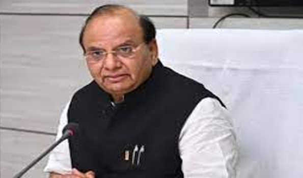 सक्सेना ने दिल्ली सरकार की ओर से नियुक्त 400 कर्मचारियों की सेवा समाप्त की