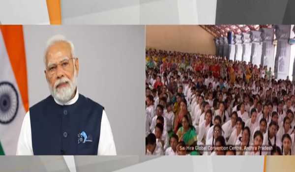 मोदी ने पुट्टपर्थी में साईं हीरा ग्लोबल कन्वेंशन सेंटर का उद्घाटन किया
