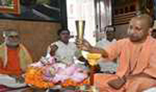 योगी ने श्रावण माह के पहले दिन रुद्राभिषेक किया