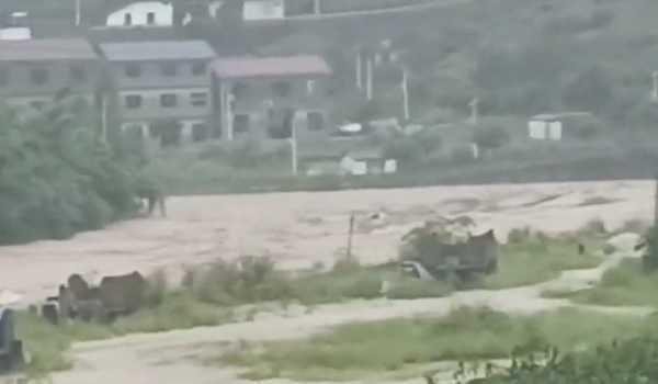 चीन के चोंगकिंग में मूसलाधार बारिश से 15 लोगों की मौत, चार लापता
