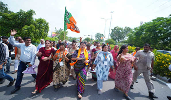 महिला अत्याचार को लेकर भाजपा महिला मोर्चा के नेतृत्व में महिलाओं ने किया प्रदर्शन