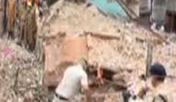 दिल्ली में निर्माणाधीन इमारत गिरी
