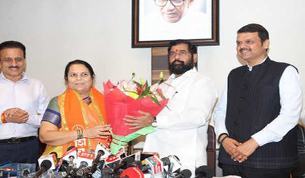 उद्धव गुट को झटका, एमएलसी डॉ. नीलम गोरे सत्तारुढ़ शिंदे समूह में शामिल