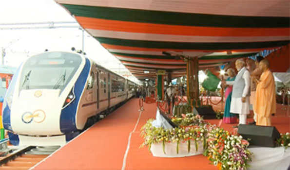 मोदी के हाथों गोरखपुर को मिली रफ्तार, सुविधा और विकास की सौगात