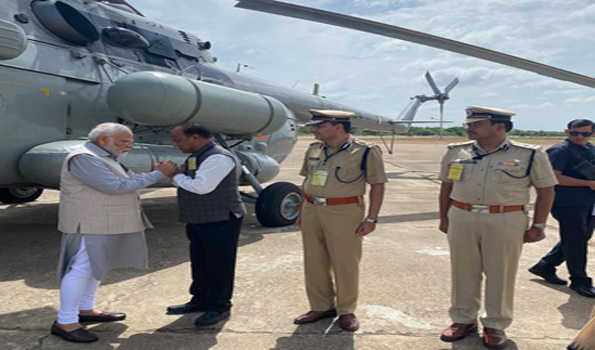 मोदी हैदराबाद पहुंचे,रखेंगे करोड़ों रुपये की परियोजनाओं की आधारशिला