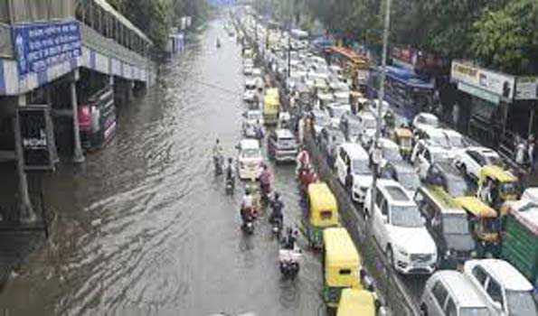 दिल्ली में भारी बारिश के कारण जलभराव,यातायात ठप