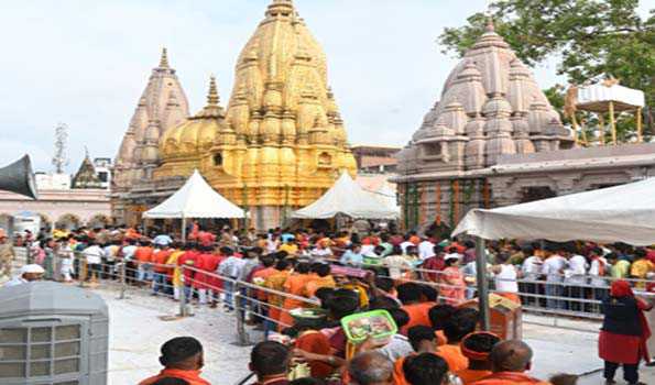 काशी की धरा पर आस्था का जनसैलाब,आसमान से बरसे फूल