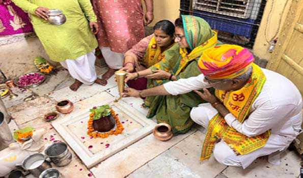 रावत ने शिवालय में किया रुद्राभिषेक