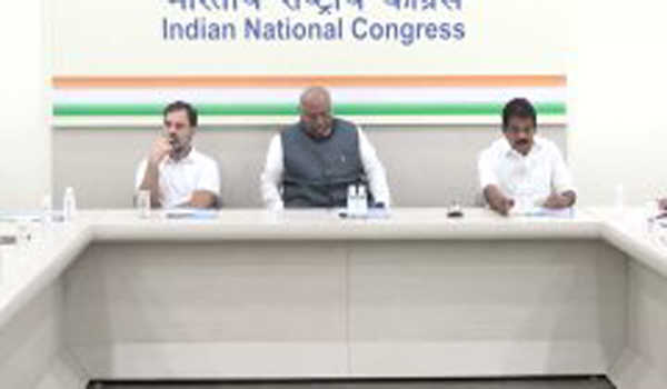 भाजपा ने जनादेश का अपमान करके महाराष्ट्र के स्वाभिमान को ठेस पहुंचाई है:कांग्रेस