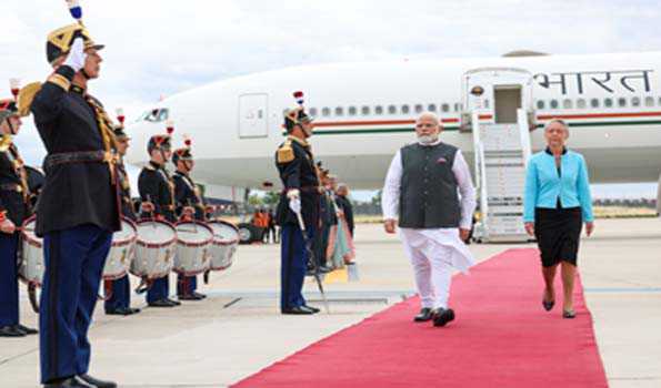 पेरिस पहुंचे मोदी, फ्रांस की प्रधानमंत्री एलिजाबेथ ने किया स्वागत