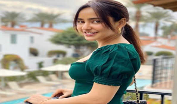 नेहा शर्मा ने शेयर किया वर्कआउट वीडियो