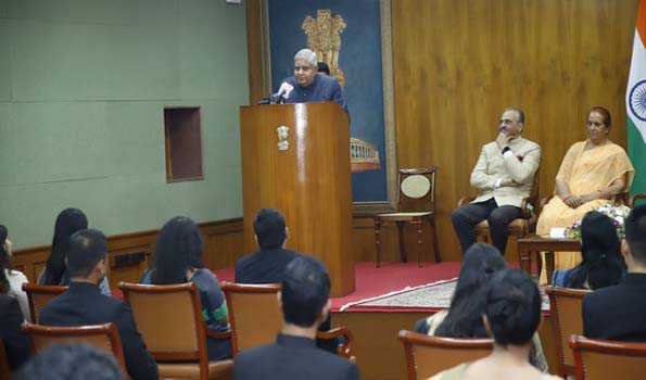 युवा अधिकारी विकास के दूत: धनखड़