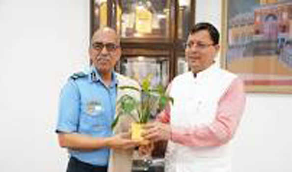 धामी से एयर मार्शल कपूर ने की शिष्टाचार भेंट