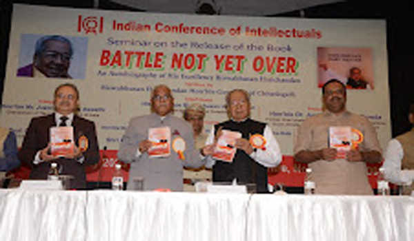 छत्तीसगढ़ के राज्यपाल विश्वभूषण हरिचंदन की आत्मकथा का  विमोचन
