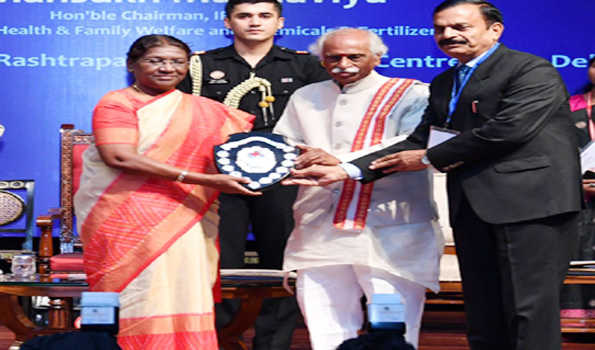 मुर्मू ने दत्तात्रेय को सम्मानित किया