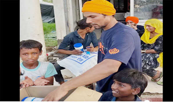 रणदीप हुड्डा ने हरियाणा में बाढ़ पीड़ितों को बांटे खाने के पैकेट