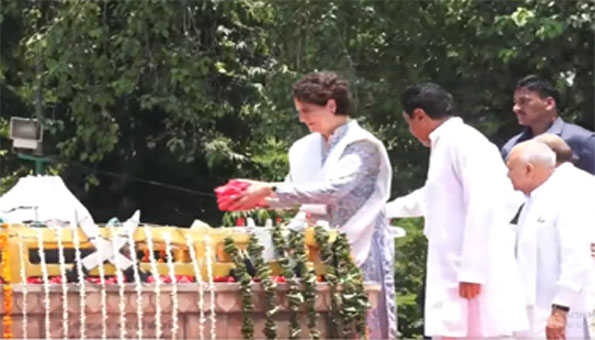 प्रियंका ग्वालियर में, रानी लक्ष्मीबाई की समाधि पर पुष्पांजलि अर्पित की