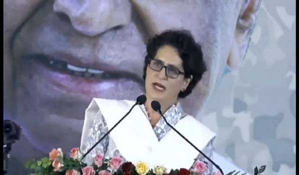 प्रियंका ने दी पुरानी पेंशन और 500 रुपए में सिलेंडर की गारंटी