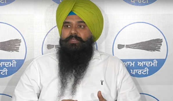 बादल परिवार के हितों की रक्षा के लिए एसजीपीसी ने फिर दिया पीटीसी को गुरबाणी प्रसारण का अधिकार: आप