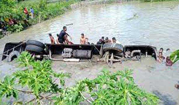 बंगलादेश: बस जलाशय में गिरने से 17 लोगों की मौत, 45 घायल