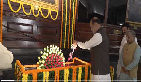 सांसदों ने लोकमान्य बाल गंगाधर तिलक को पुष्पांजलि अर्पित की