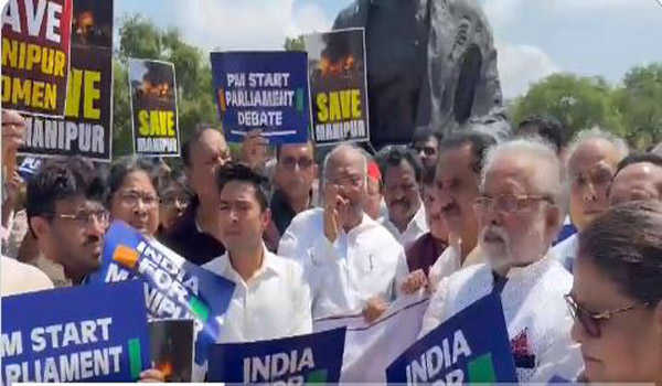 संसद भवन परिसर में गांधी जी की प्रतिमा के समक्ष विपक्ष का प्रदर्शन
