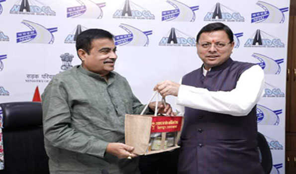 धामी ने गडकरी को भेंट किया बिच्छू घास से निर्मित स्टॉल