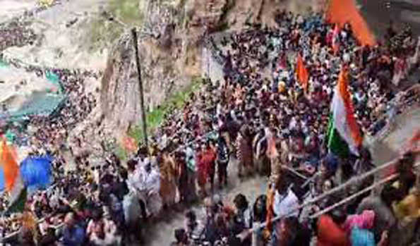 जम्मू आधार शिविर से 3025 श्रद्धालुओं का नया जत्था अमरनाथ गुफा के लिए रवाना
