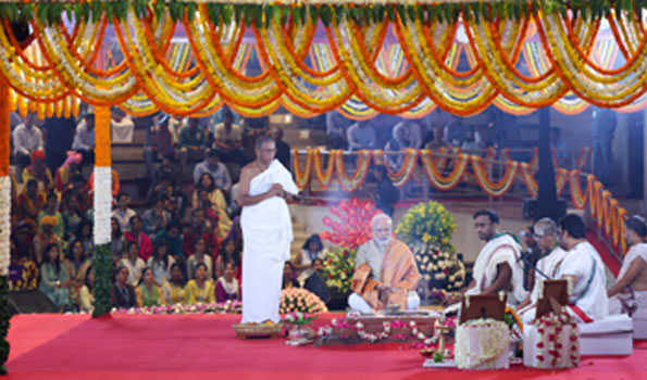 मोदी ने नये बने सम्मेलन-प्रदर्शनी केंद्र में किया हवन-पूजन, श्रमिकों का भी किया सम्मान