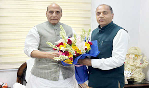 ठाकुर ने रक्षा मंत्री व सड़क परिवहन मंत्री से की भेंट