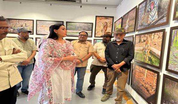 दीया ने टाइगर फोटोग्राफ एग्जीबिशन का किया अवलोकन