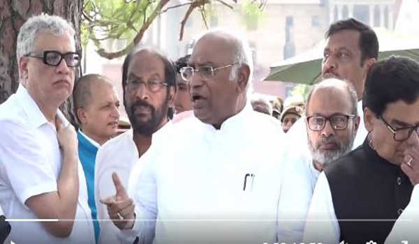 चुनाव प्रचार में जुटे मोदी को मणिपुर पर बोलने की फुर्सत नहीं : खड़गे