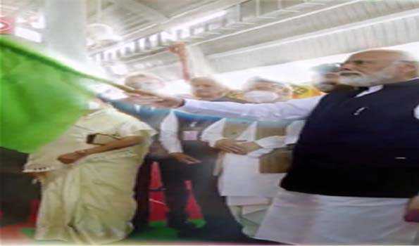 मोदी ने पुणे में मेट्रो ट्रेनों को हरी झंडी दिखाई