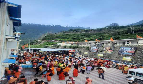 जम्मू आधार शिविर से अमरनाथ यात्रा के लिए 984 तीर्थयात्रियों का जत्था रवाना