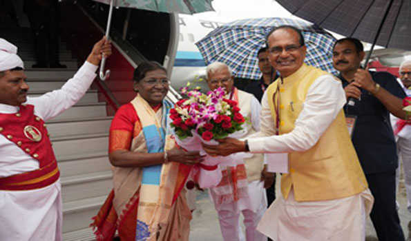 द्रौपदी मुर्मू भोपाल पहुंची, पटेल और चौहान ने की अगवानी