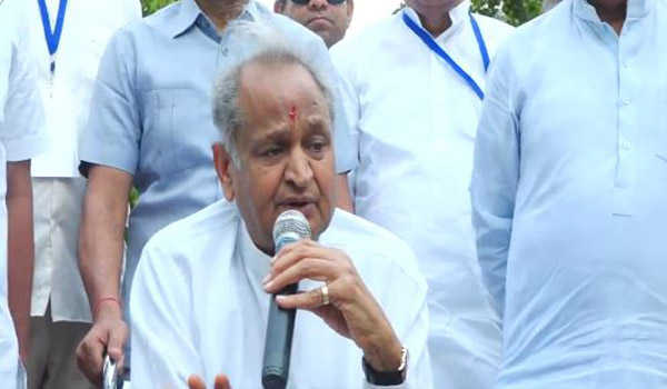 आरएसएस बैकग्राउंड के चिकित्सक नहीं करे भड़काने का काम-गहलोत