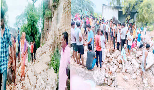 बारिश में गिरी जर्जर हवेली पास के मकानों पर, दो की मौत