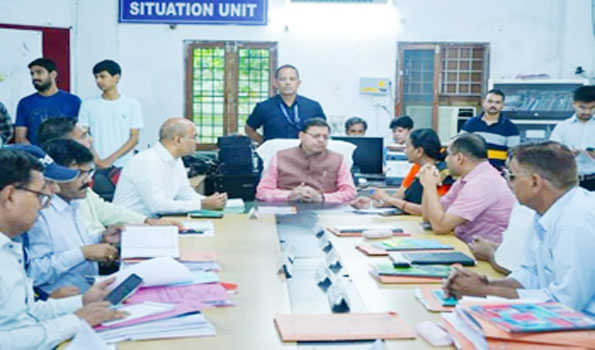 आपदा प्रबंधन केन्द्र जाकर धामी ने ली बारिश से हुए नुकसान की जानकारी