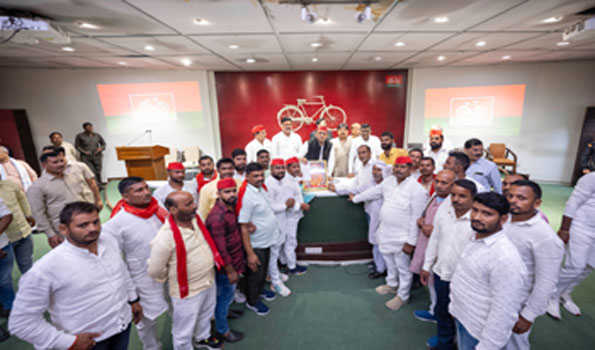 भाजपा के लिए धर्म सिर्फ कारोबार: अखिलेश