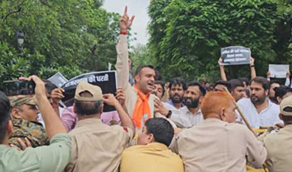 जयपुर में भाजयुमो ने मुख्यमंत्री निवास के घेराव का किया प्रयास
