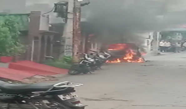 झांसी:प्राइवेट एंबुलेंस में लगी आग,मचा हडकंप