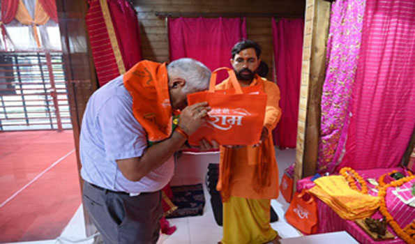 मुख्य सचिव दुर्गाशंकर ने किया रामलला का दर्शन-पूजन