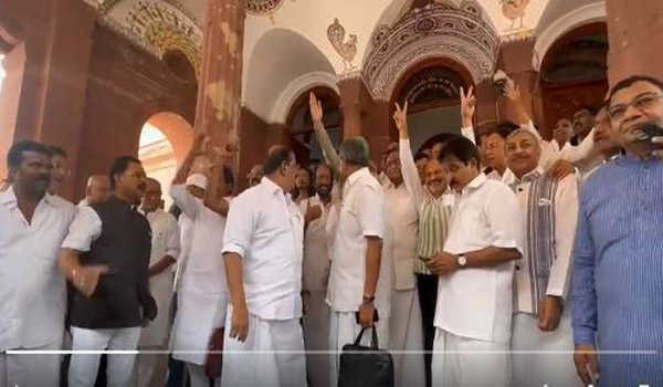राहुल गांधी के संसद पहुंचने पर इंडिया के नेताओं ने किया जोरदार स्वागत