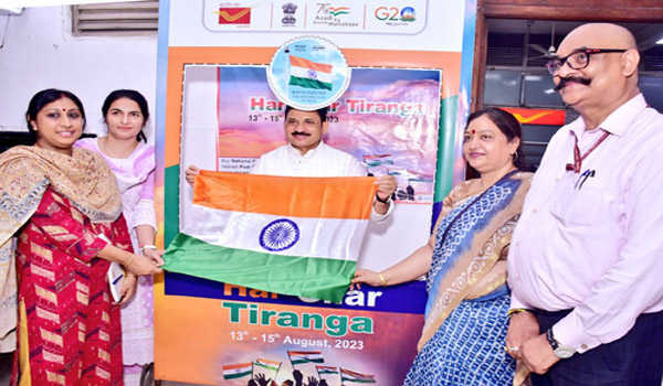 देवुसिंह चौहान ने डाकघर से खरीदे दो राष्ट्रीय ध्वज