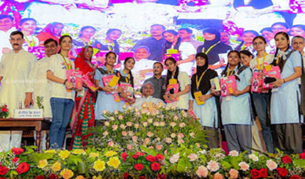गहलोत ने इंदिरा गांधी स्मार्टफोन योजना का किया शुभारंभ