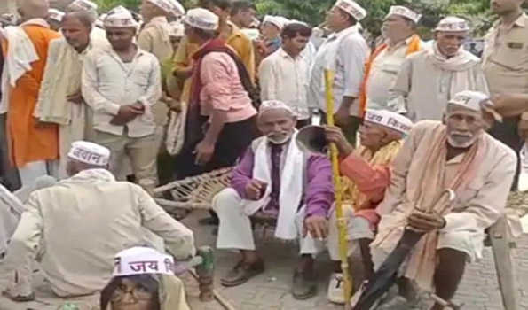 महोबा: किसानों ने शुरू किया अनिश्चितकालीन धरना