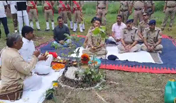 पुलिस लाइन में स्थापित हुई नवग्रह वाटिका