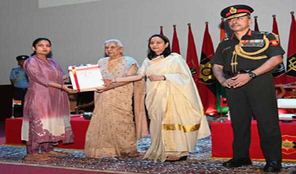 आनंदीबेन ने शहीदों की पत्नियों का किया सम्मान