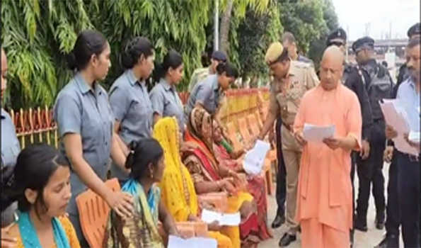 विदेशों में संकटग्रस्त यूपीवासियों को लाएंगे वापस: योगी