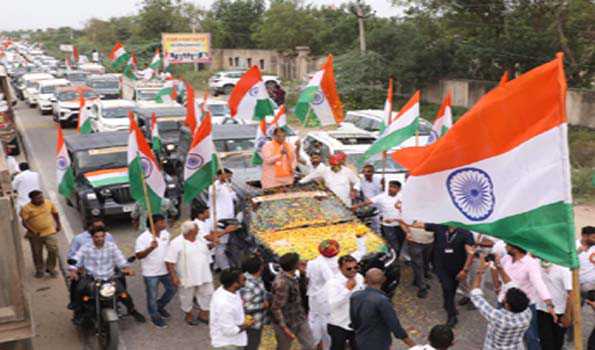 मोदी के आह्वान पर कुचामन सिटी में पूनियां के साथ कार्यकर्ता और आमजन ने निकाली तिरंगा यात्रा
